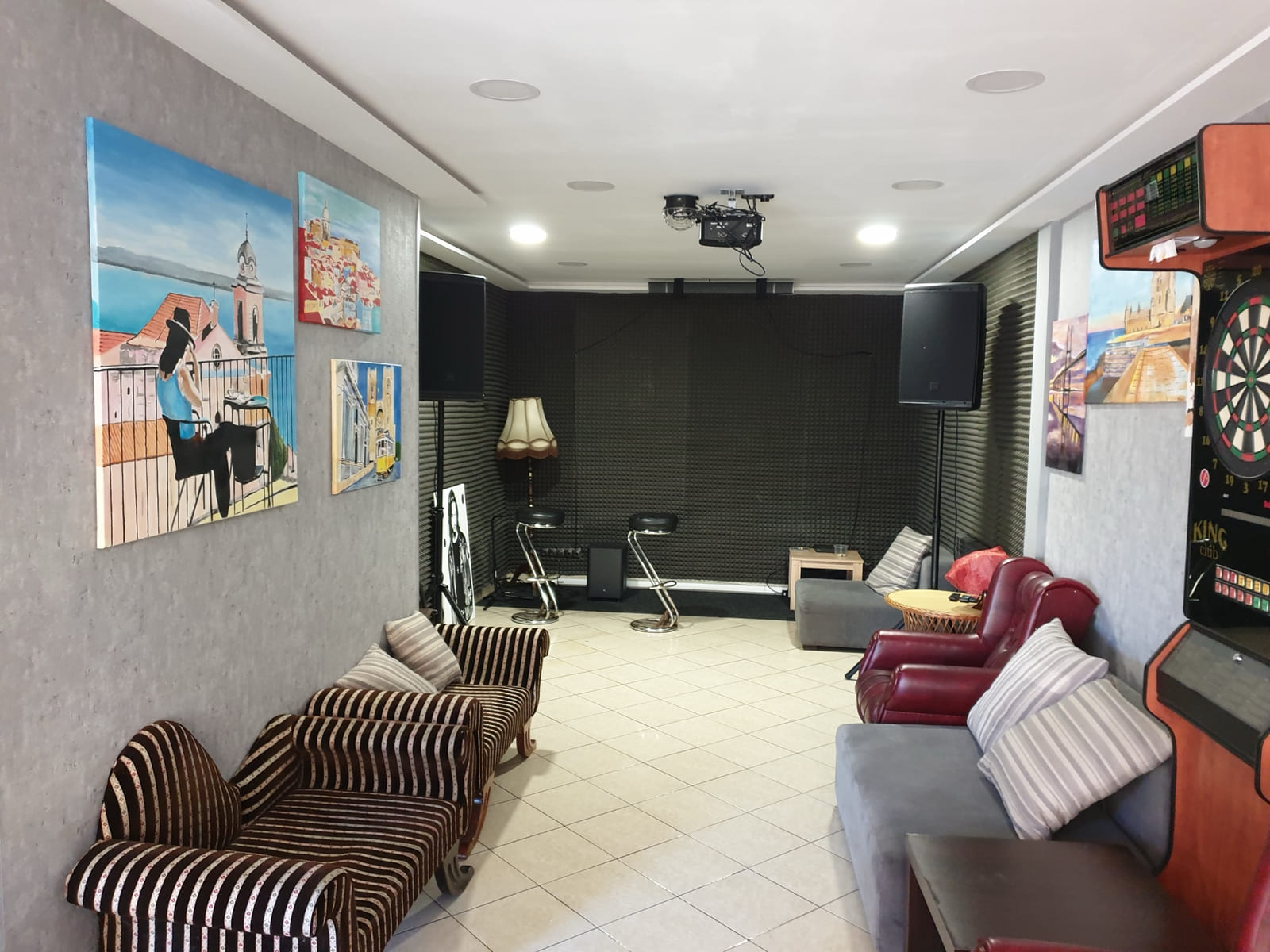 Wnętrze Przechowalni z fotelami, obrazami i sceną