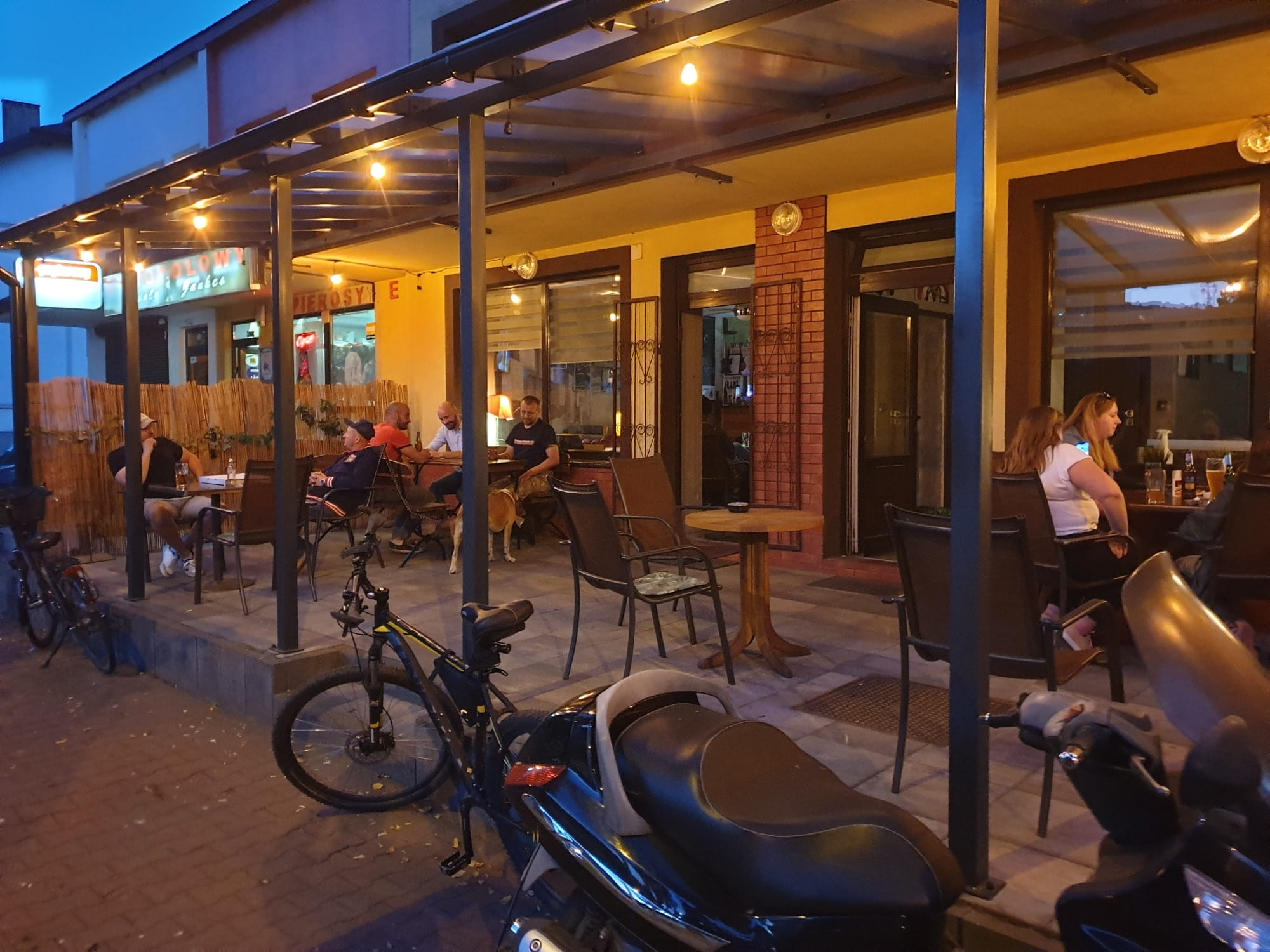 Wieczorna atmosfera na tarasie Przechowalni w Sieradzu