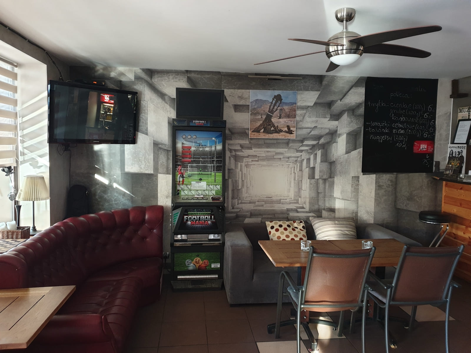 Salon z chesterfieldem i muzyczną dekoracją